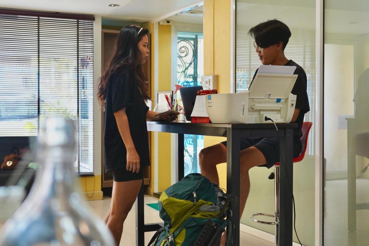 Sura Hostel Bangkok Near Mrt Phra Ram 9 מראה חיצוני תמונה