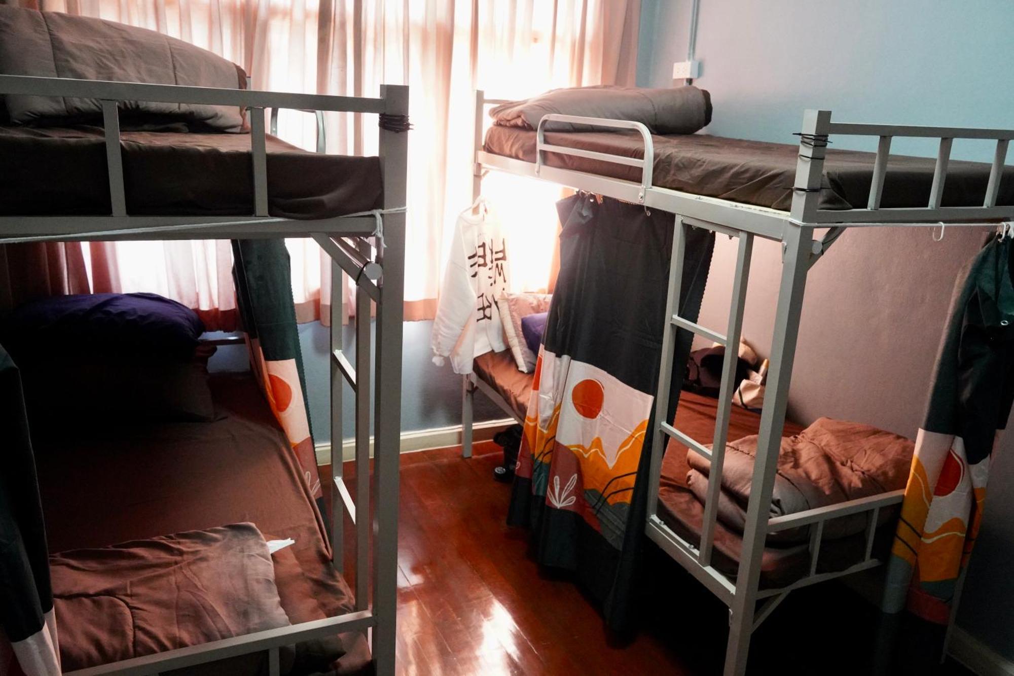 Sura Hostel Bangkok Near Mrt Phra Ram 9 מראה חיצוני תמונה