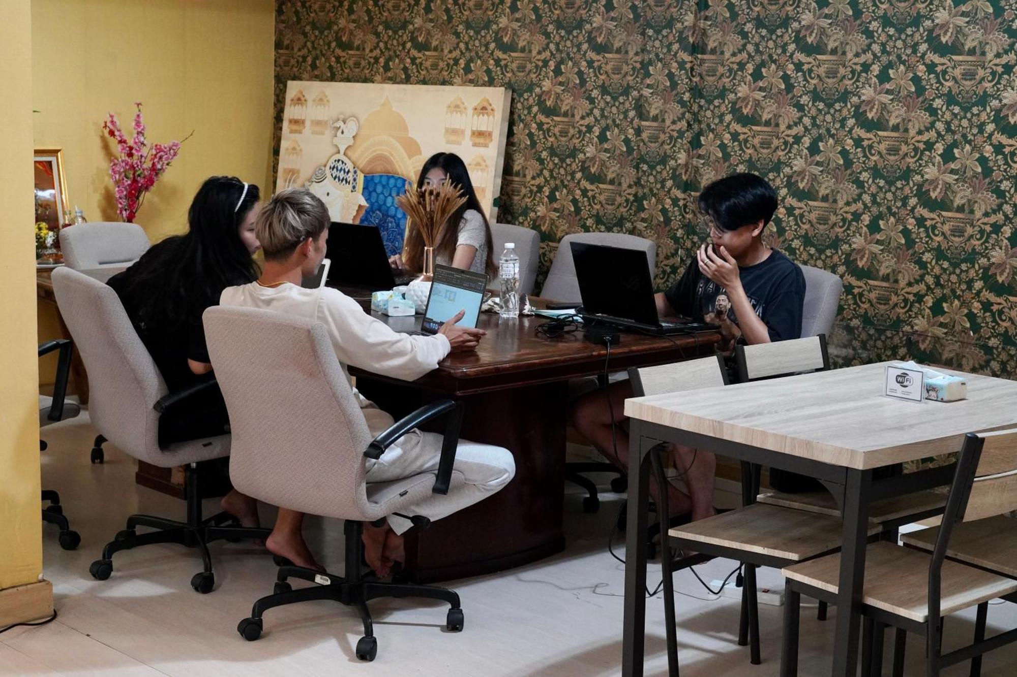 Sura Hostel Bangkok Near Mrt Phra Ram 9 מראה חיצוני תמונה
