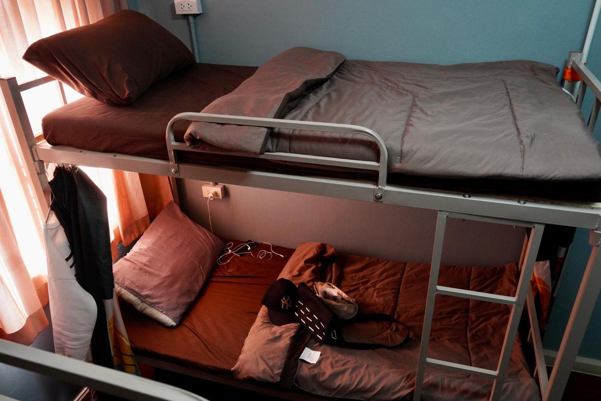 Sura Hostel Bangkok Near Mrt Phra Ram 9 מראה חיצוני תמונה