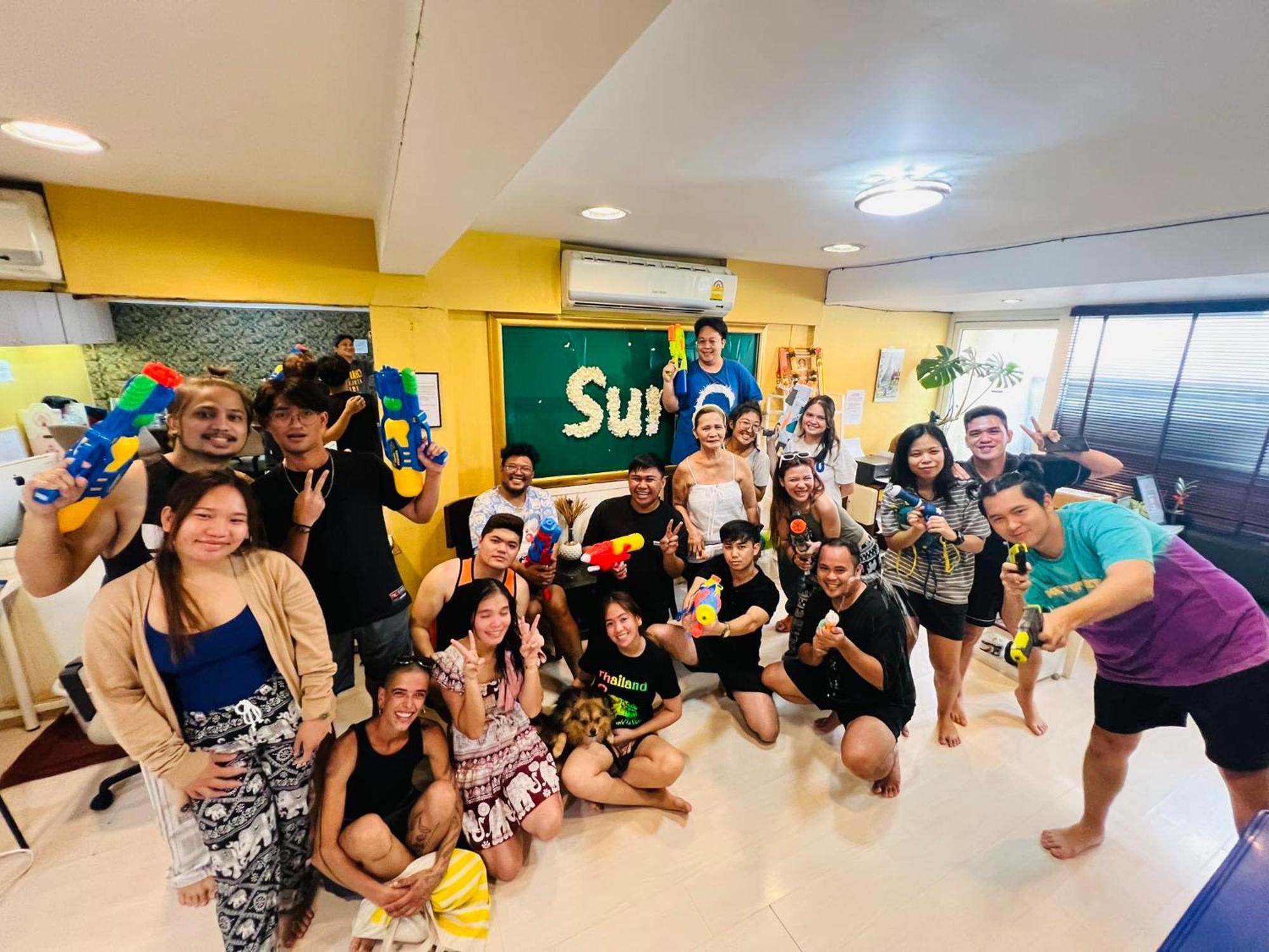 Sura Hostel Bangkok Near Mrt Phra Ram 9 מראה חיצוני תמונה