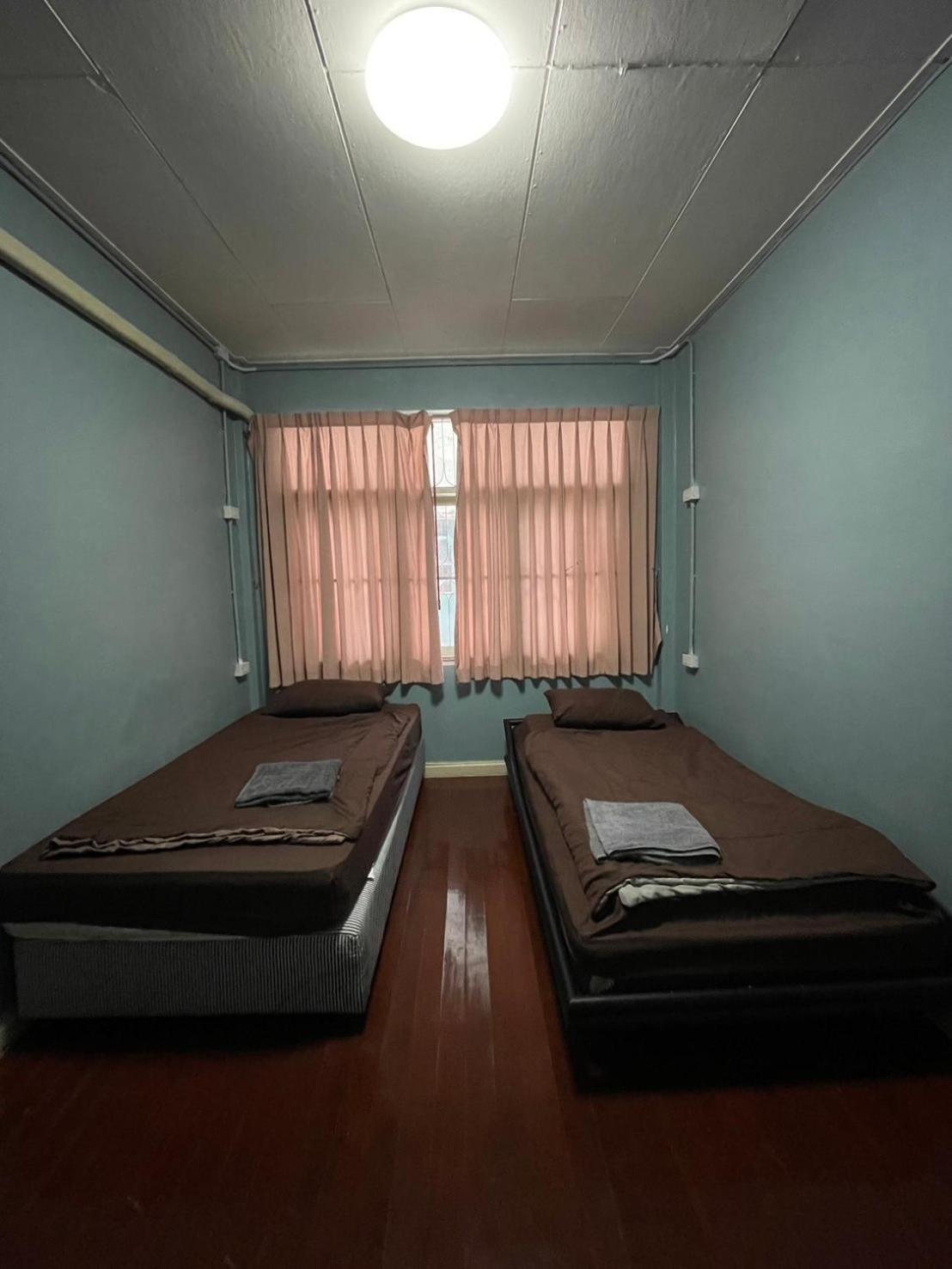 Sura Hostel Bangkok Near Mrt Phra Ram 9 מראה חיצוני תמונה