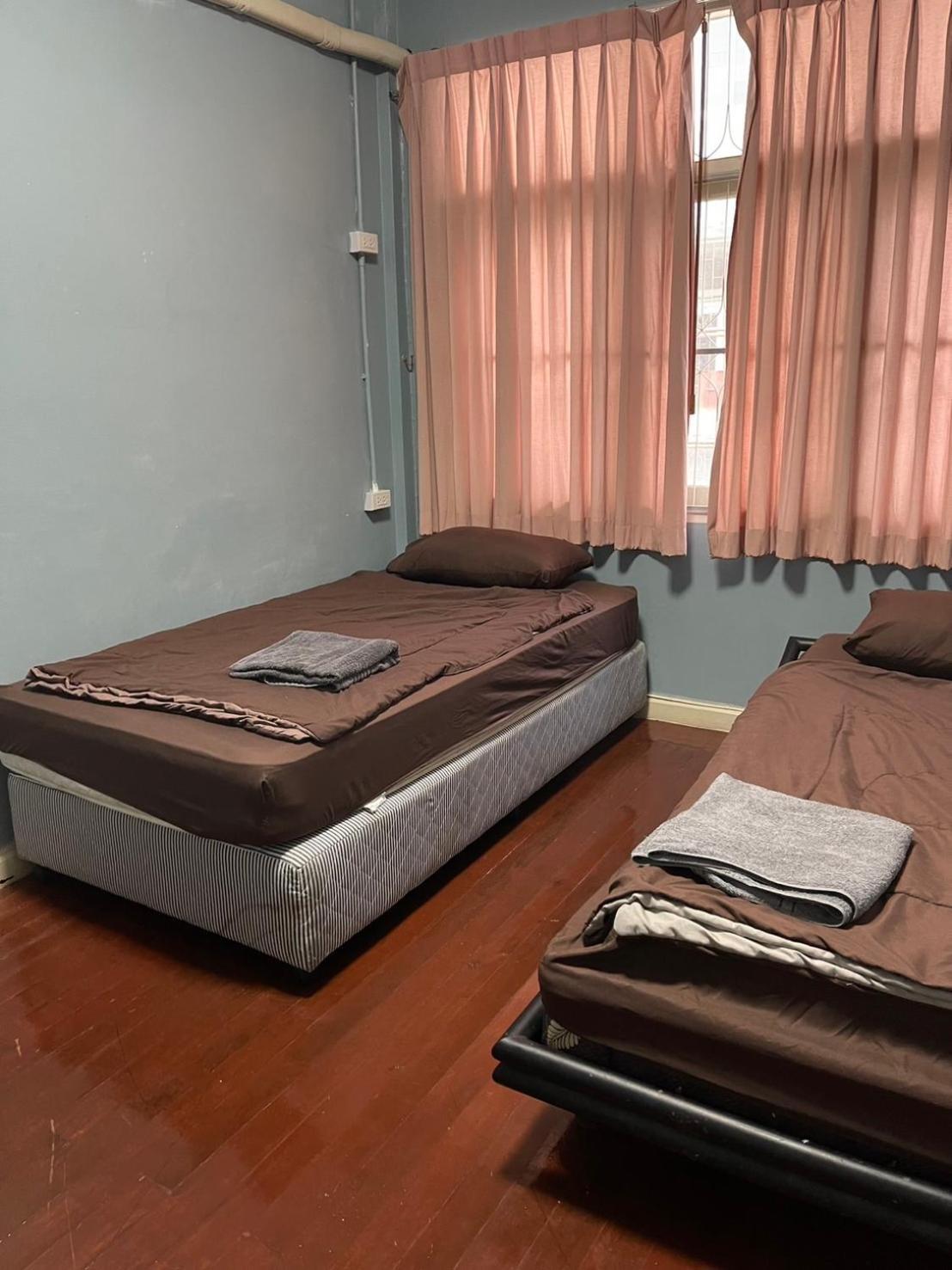 Sura Hostel Bangkok Near Mrt Phra Ram 9 מראה חיצוני תמונה