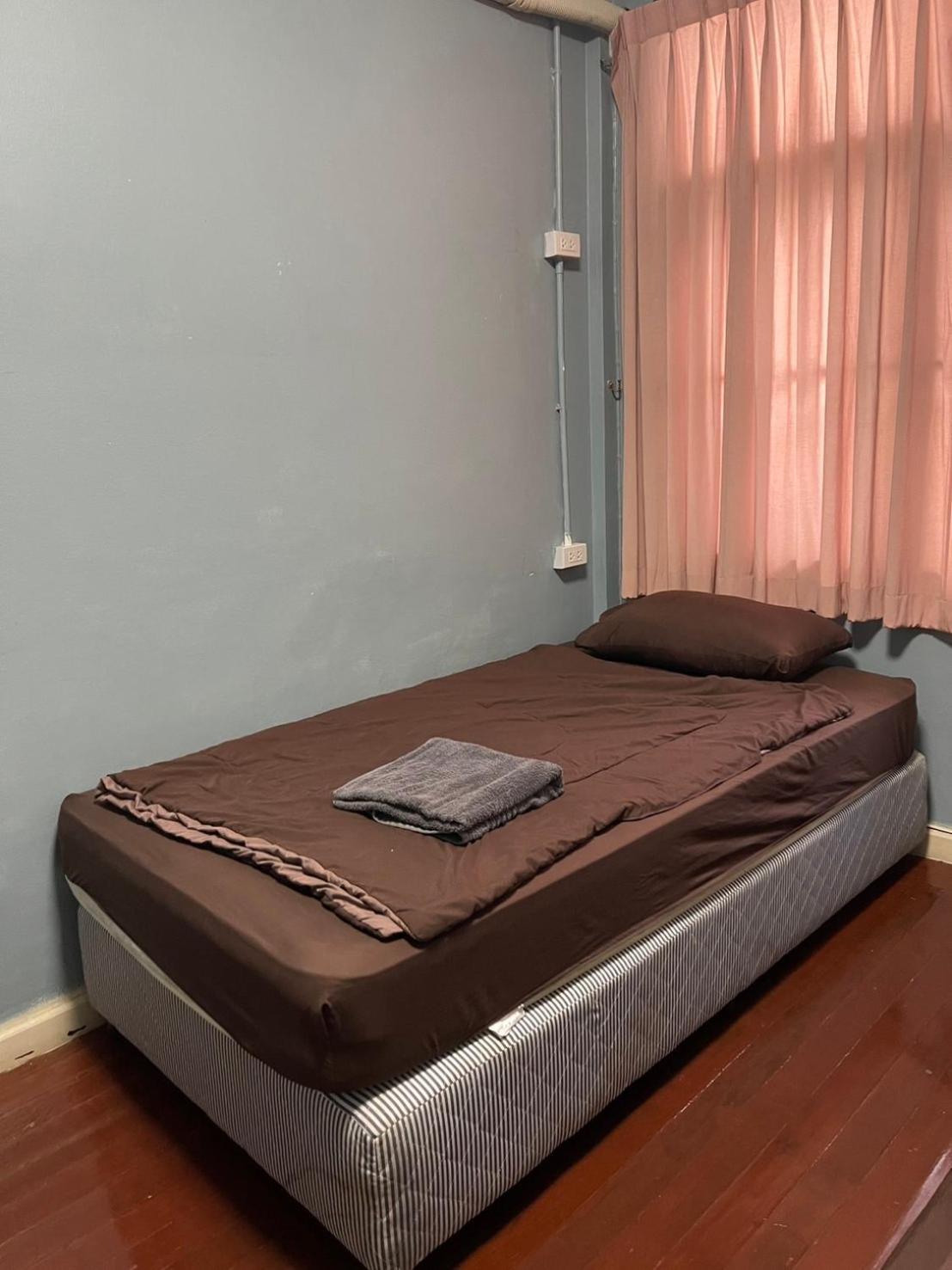 Sura Hostel Bangkok Near Mrt Phra Ram 9 מראה חיצוני תמונה